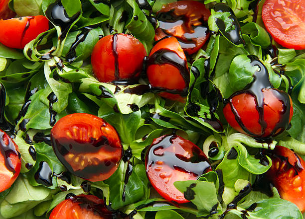 ensalada de tomate - vinegar balsamic vinegar modena italy fotografías e imágenes de stock