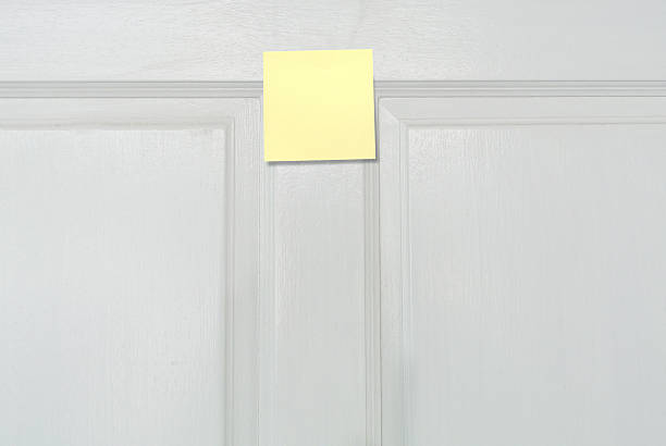 nota promemoria - clothesline clothespin adhesive note bulletin board foto e immagini stock
