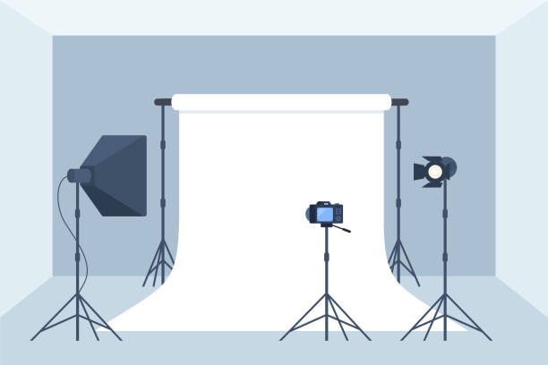 fotoateliér s bílým prázdným pozadím, světlem soft boxu, fotoaparátem, reflektorem. profesionální vybavení pro fotografování a natáčení videa. vektorová ilustrace. - ateliérová fotografie fotky stock ilustrace
