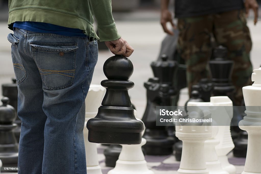 남자 이동 평하 직원관리 게임하기 자이언트 체스 게임에서 인도 브룩할로우 - 로열티 프리 개념 스톡 사진