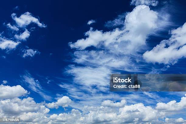 Foto de Cloudscape Avaliada Em Céu Azul e mais fotos de stock de Azul - Azul, Calor, Cloudscape