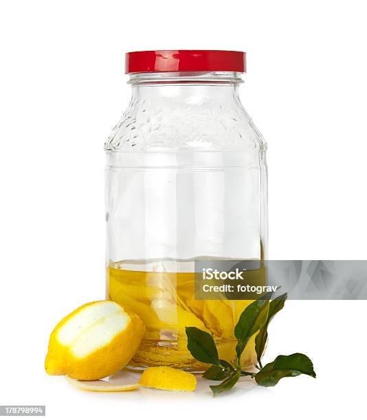 Buccia Di Limone In Fermentazione - Fotografie stock e altre immagini di Alchol - Alchol, Bicchierino da liquore, Bicchierino da shot