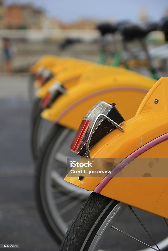 Estacionamiento de bicicletas - Foto de stock de Acera libre de derechos