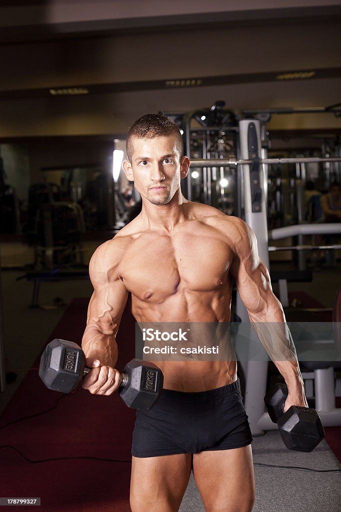 Bodybuilder formazione - Foto stock royalty-free di A petto nudo