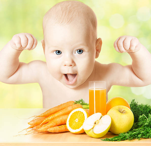 sprong baby mit erhöhter händen, frisches obst, gemüse und saft glas - baby carrot stock-fotos und bilder