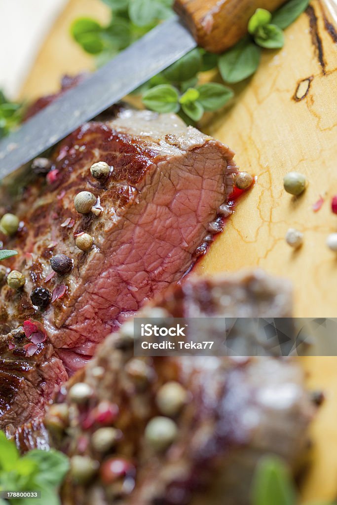 Bistecca fresca - Foto stock royalty-free di Abbrustolito