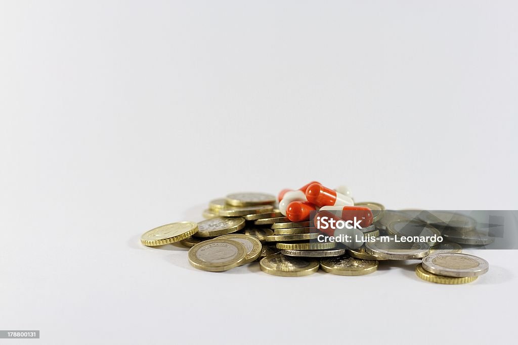 Pastillas y monedas - Foto de stock de Arreglo libre de derechos