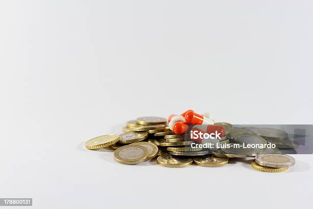 Pastillas Y Monedas Foto de stock y más banco de imágenes de Arreglo - Arreglo, Asistencia sanitaria y medicina, Blanco - Color