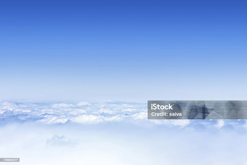 Cielo azzurro con nuvole - Foto stock royalty-free di A mezz'aria