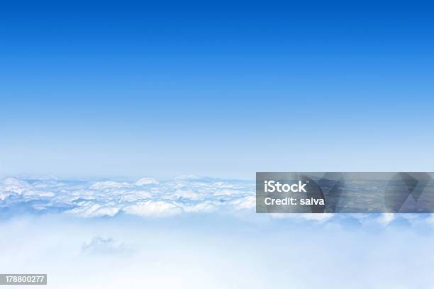 Cielo Azzurro Con Nuvole - Fotografie stock e altre immagini di A mezz'aria - A mezz'aria, Ambientazione esterna, Ambientazione tranquilla