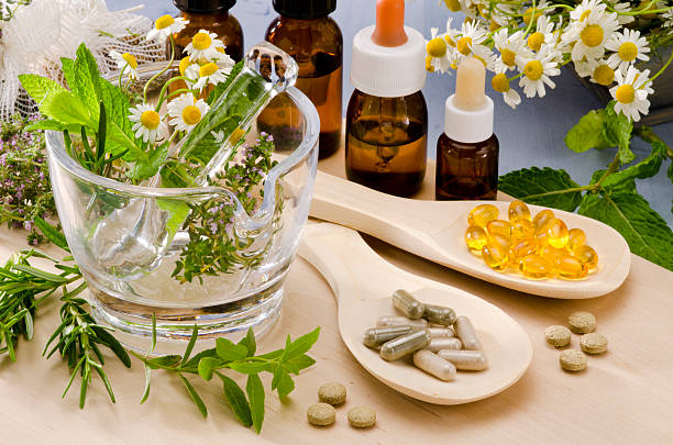 medicina alternativa. - herbal medicine herb alternative medicine medicine imagens e fotografias de stock