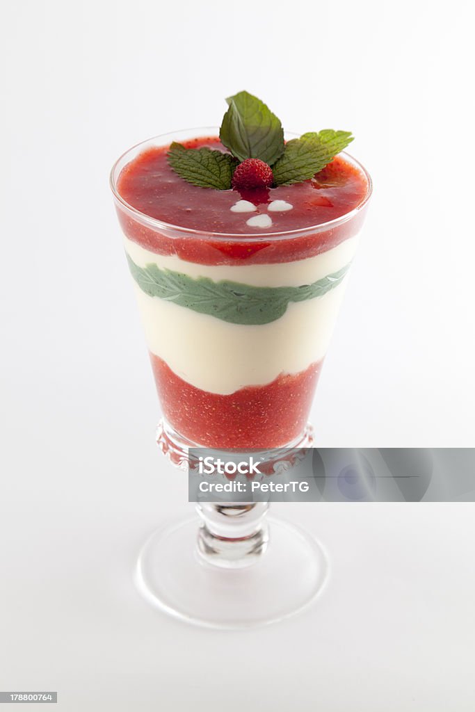 Biologica, succo di frutta Frullato alla fragola spirulina - Foto stock royalty-free di Alimentazione sana