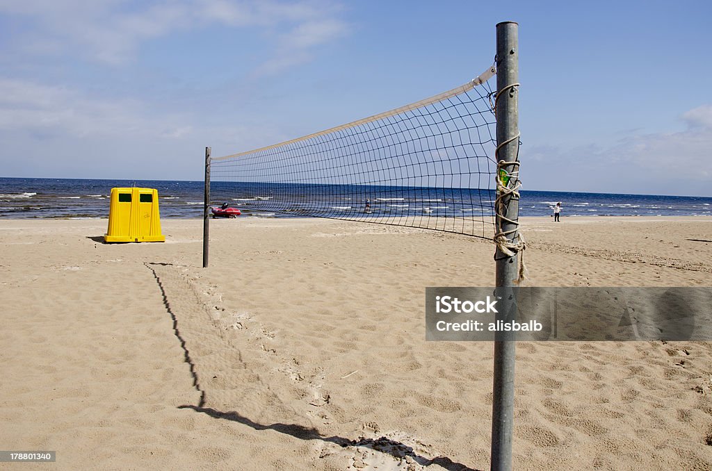 Vide de filets de volley-ball sur la plage du centre de villégiature - Photo de Activité libre de droits