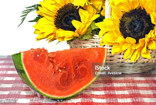 Sonnenblume Und Wassermelone Slice Stockfoto und mehr Bilder von Blumenbouqet - Blumenbouqet, Einzelne Blume, Fotografie