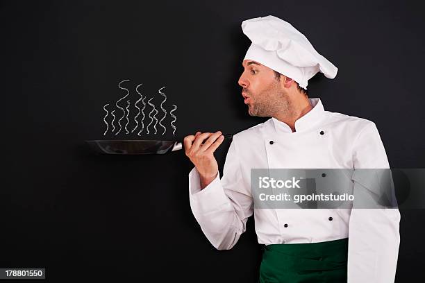 Chef Mandar Fumo Do Recipiente - Fotografias de stock e mais imagens de Adulto - Adulto, Autoconfiança, Avental