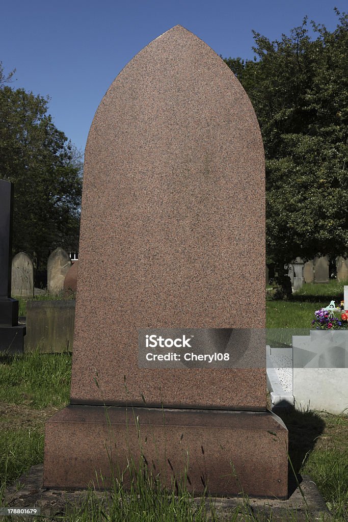 Пустой Gravestone - Стоковые фото Вертикальный роялти-фри