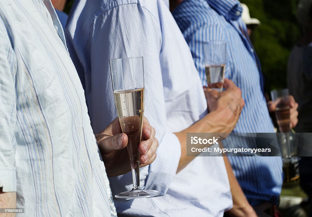 Homens segurando taças de champanhe - Foto de stock de Adulto royalty-free