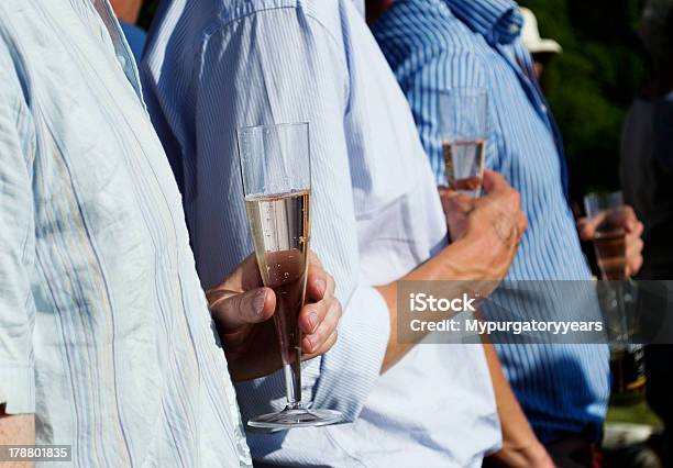 Foto de Homens Segurando Taças De Champanhe e mais fotos de stock de Adulto - Adulto, Arte, Cultura e Espetáculo, Bolha - Estrutura física