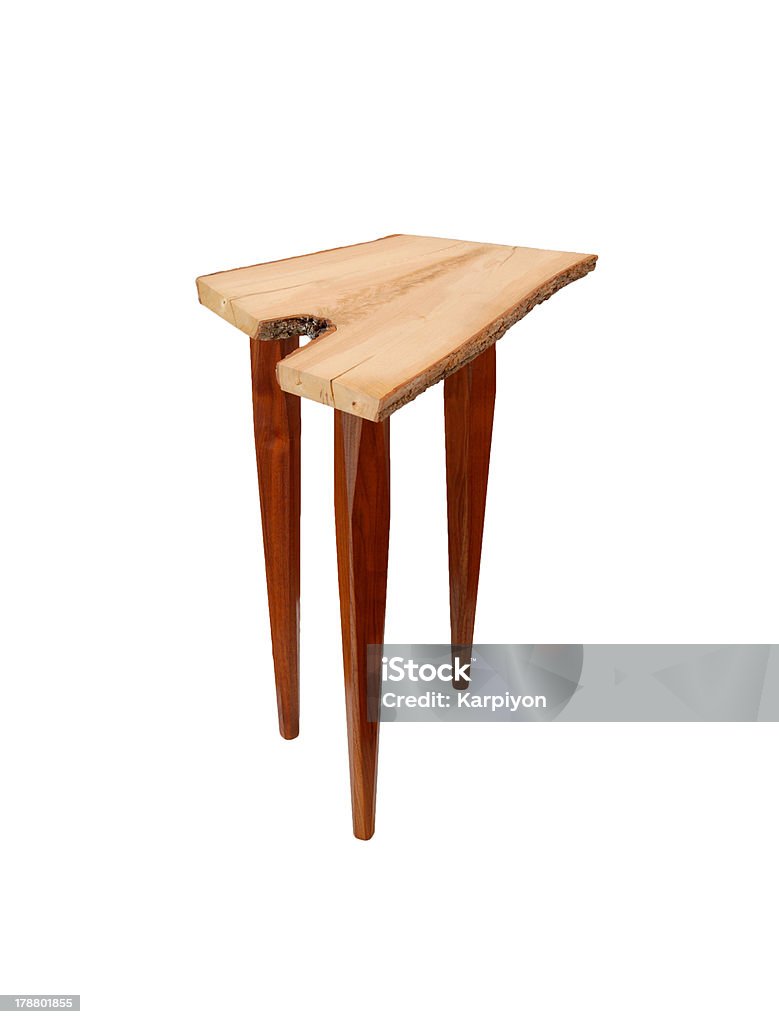 Silla de madera antiguo con 3 patas Aislado en blanco - Foto de stock de Madera - Material libre de derechos