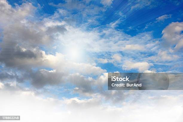 Solar Cielo Y Las Nubes Foto de stock y más banco de imágenes de Abstracto - Abstracto, Aire libre, Alto - Descripción física