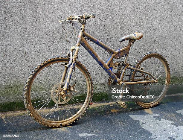 Foto de Escalada Bicicleta Completamente Cobertas Com Lama Marrom E Granulado e mais fotos de stock de Lama