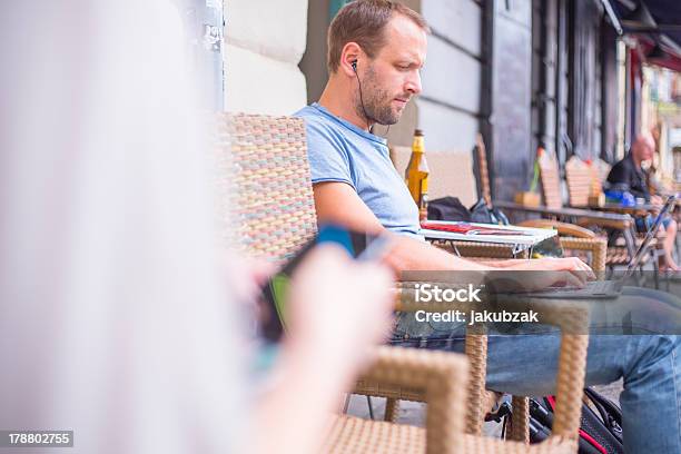 남자가 야외에서 앉아 있는 헤드폰을 사용하는 랩톱 컴퓨터 공부에 대한 스톡 사진 및 기타 이미지 - 공부, 공유-개념, 교육