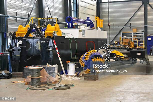 Producción De Nuevos Draga En Un Taller Shipyard Foto de stock y más banco de imágenes de Acero - Acero, Aire libre, Astillero