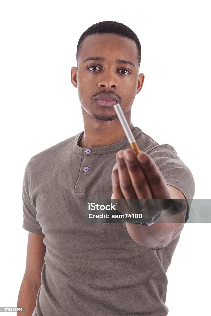 Junge afrikanische amerikanische Mann mit einer Zigarette - Lizenzfrei Jugendalter Stock-Foto