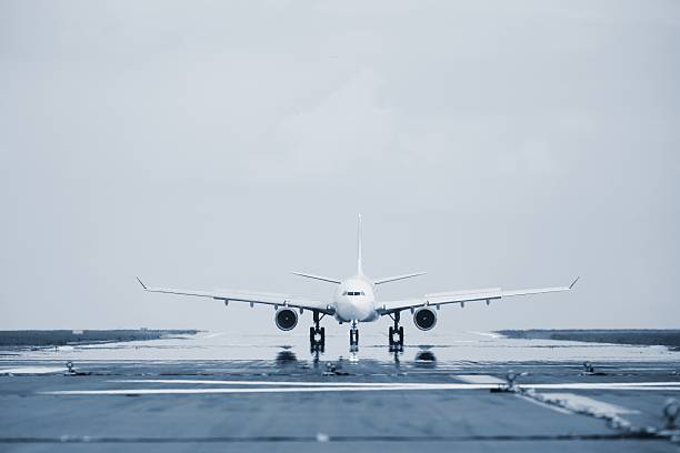 sfilata - runway airport airfield asphalt foto e immagini stock