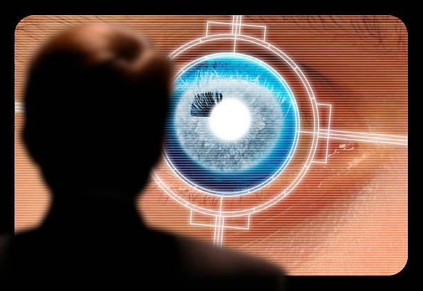 hombre visualización de la retina ocular realizada el monitor de vídeo - single lense reflex fotografías e imágenes de stock