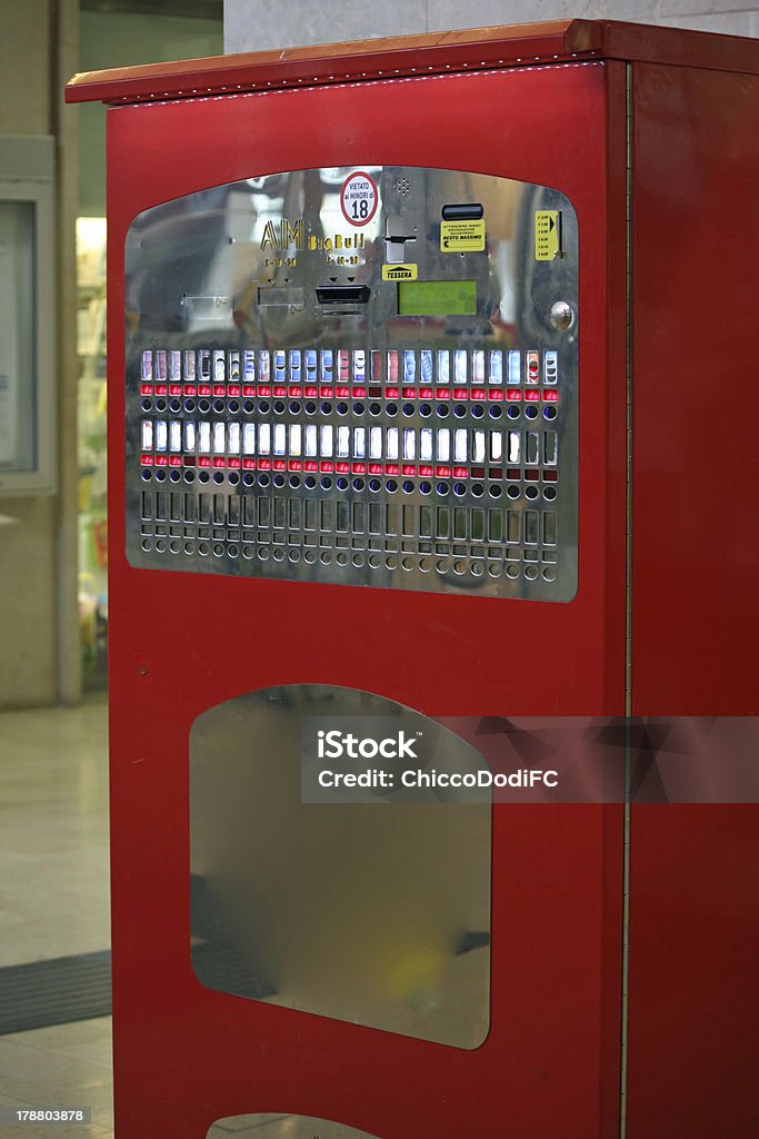 Торговый автомат для упаковки из сигарет в вокзала - Стоковые фото Табачная продукция роялти-фри
