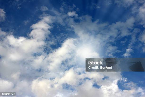 Cielo De Verano Foto de stock y más banco de imágenes de Abstracto - Abstracto, Aire libre, Alto - Descripción física