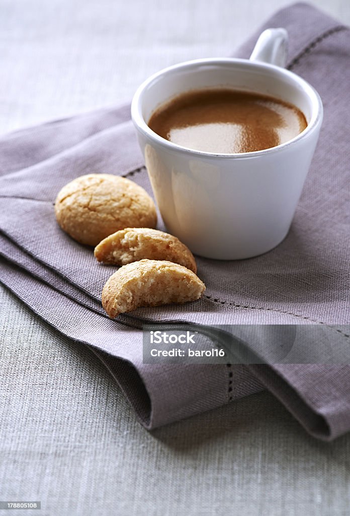 Kubek espresso z biscotti di Prato - Zbiór zdjęć royalty-free (Bez ludzi)