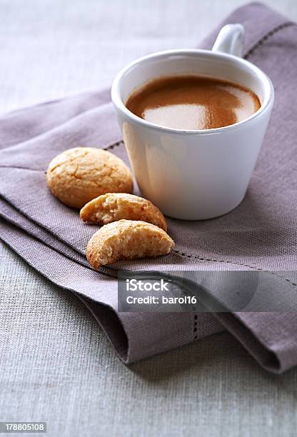 Kubek Espresso Z Biscotti Di Prato - zdjęcia stockowe i więcej obrazów Bez ludzi - Bez ludzi, Biscotti di Prato, Ciasteczko