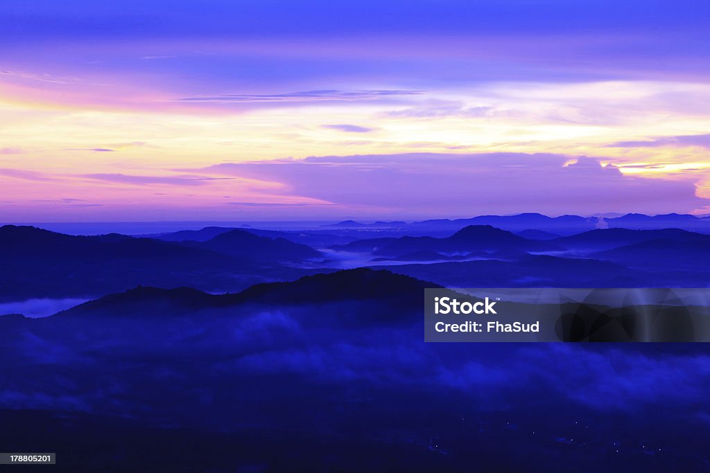 Paisaje. Montañas, una sala de estar con hermosa niebla de sol - Foto de stock de Agua libre de derechos