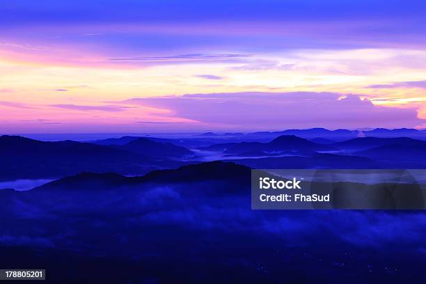 Paisaje Montañas Una Sala De Estar Con Hermosa Niebla De Sol Foto de stock y más banco de imágenes de Agua