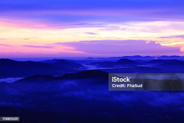 Krajobraz Góry Siedzi W Dół Słońca Z Pięknym Fog - zdjęcia stockowe i więcej obrazów Azja - Azja, Bez ludzi, Chmura