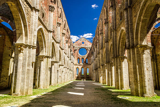 in einer berghütte alte kirche in der toskana - san galgano stock-fotos und bilder