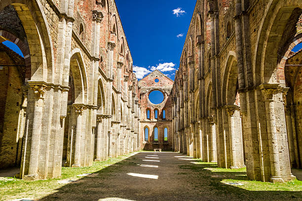 à l'intérieur d'une ancienne église en ruine en toscane - italy old ruin abbey basilica photos et images de collection