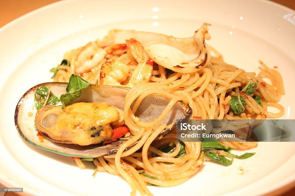 Spaghetti mit Meeresfrüchten - Lizenzfrei Basilikum Stock-Foto