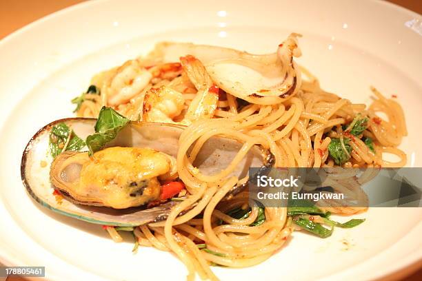 Spaghetti Mit Meeresfrüchten Stockfoto und mehr Bilder von Basilikum - Basilikum, Beige, Essgeschirr