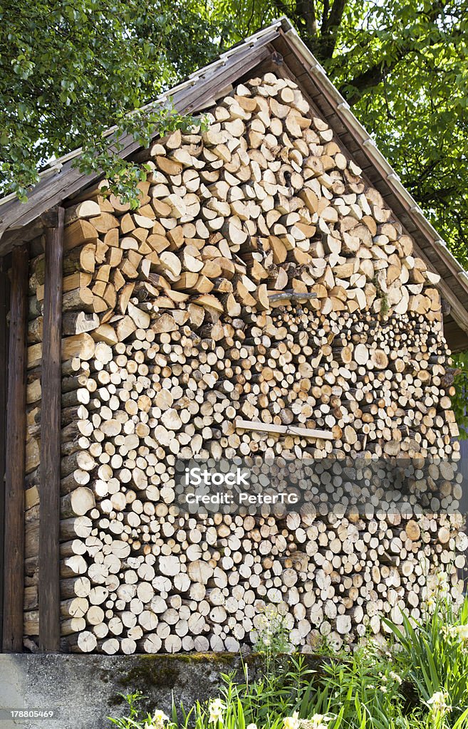 Pilha de Lenha em uma casa de madeira da parede - Royalty-free Abstrato Foto de stock