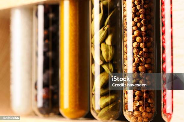 Especias En Vasos De Precipitación Foto de stock y más banco de imágenes de Alimento - Alimento, Baya, Cardamomo