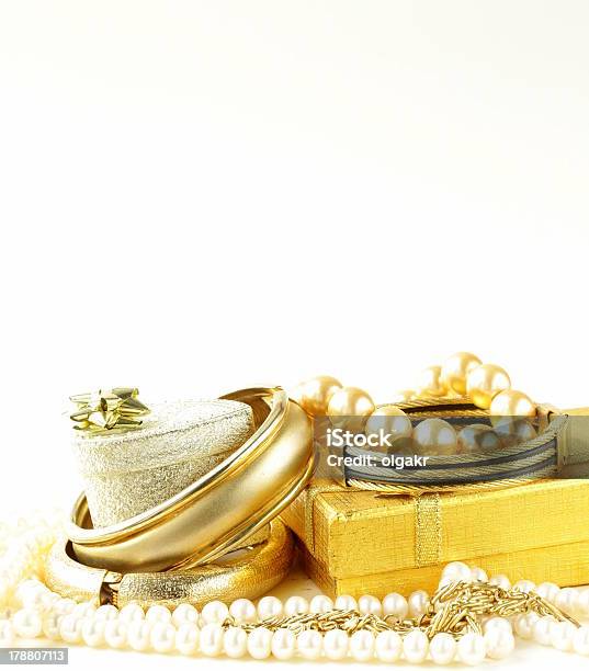 ゴールドとパールのジュエリーギフトボックス白背景 - イヤリングのストックフォトや画像を多数ご用意 - イヤリング, ネックレス, ファッション