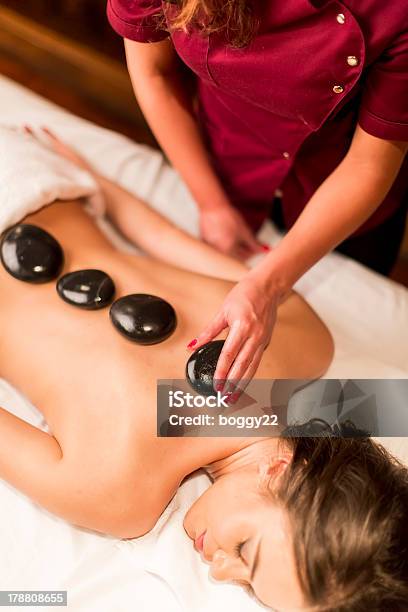 Hotstonemassagetherapie Stockfoto und mehr Bilder von Basalt - Basalt, Braunes Haar, Entspannung