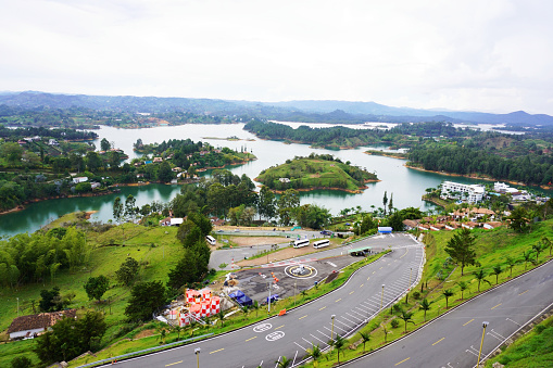 The Peñol-Guatapé Reservoir is a tourist attraction shared by the municipalities of El Peñol and Guatapé. Covers 6,365 hectares, with maximum and average depths of 43 and 27.5 meters, respectively. It contains about 1,220 million cubic meters of water, originating due to the damming of the Nare riverbed, for which it was necessary to flood the entire municipality of El Peñol and some of its rural homes, in the 1970s.