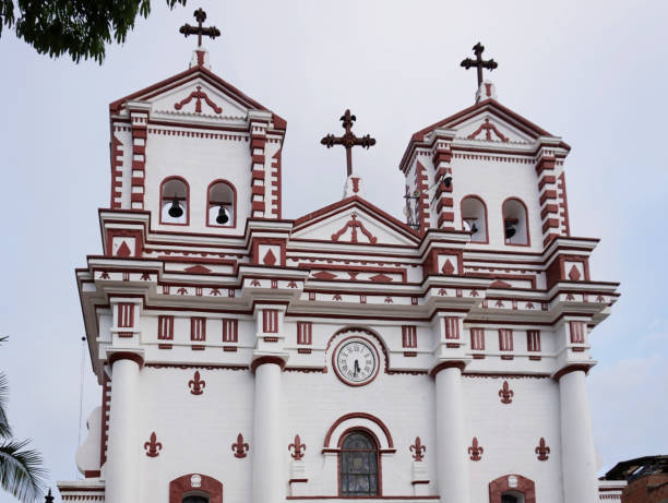 griechisch-römische merkmale der kirche nuestra señora del carmen in guatapé. - greco roman fotos stock-fotos und bilder