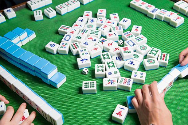 palying mah-jong - mahjong photos et images de collection