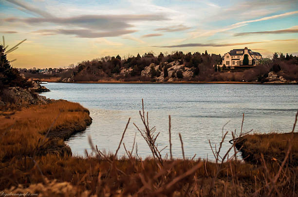 casa com vista para o mar no pôr-do-sol na costa - aquidneck island - fotografias e filmes do acervo