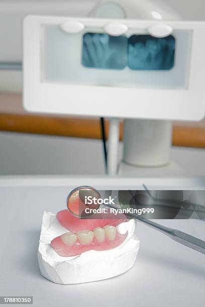 Стоматолог Инструменты С Акрил Denture — стоковые фотографии и другие картинки Акриловая живопись